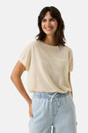 Pull beige col rond de GARCIA, en maille fine, porté avec un pantalon décontracté bleu clair.