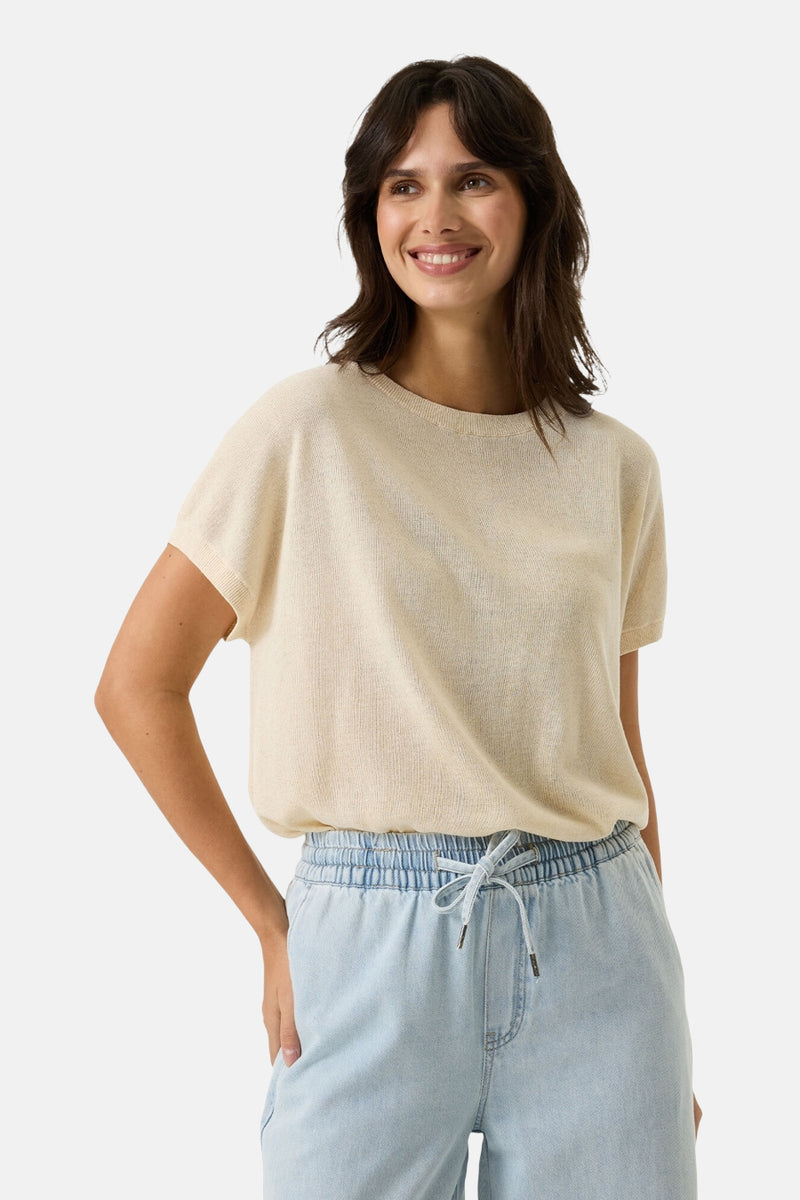 Pull beige col rond de GARCIA, en maille fine, porté avec un pantalon décontracté bleu clair.
