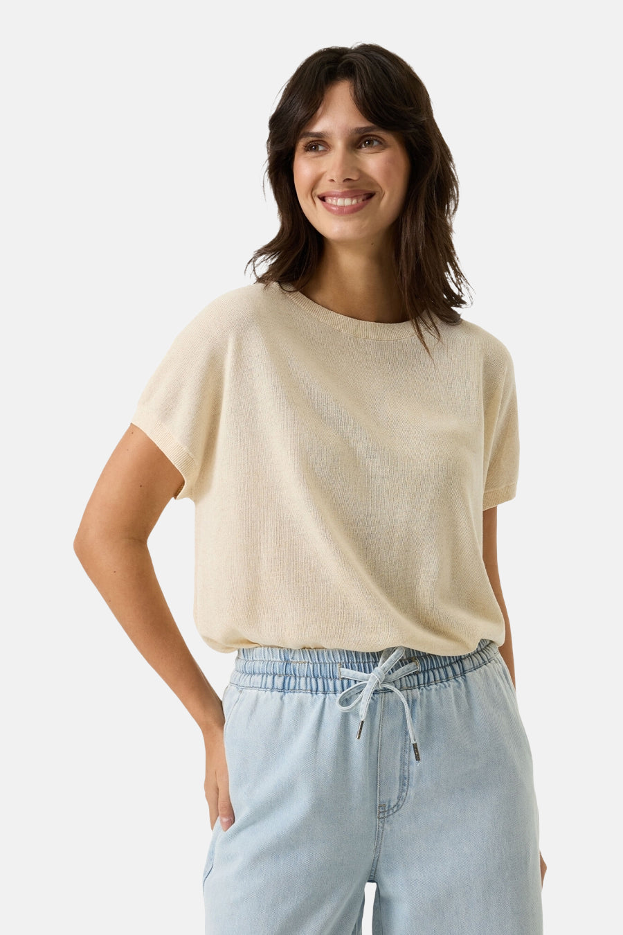 Pull beige col rond de GARCIA, en maille fine, porté avec un pantalon décontracté bleu clair.