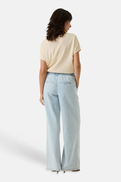 Pull beige col O de GARCIA, porté avec un pantalon ample bleu clair taille élastique, vue de dos.