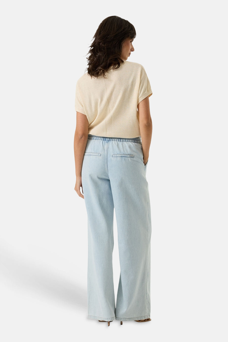 Pull beige col O de GARCIA, porté avec un pantalon ample bleu clair taille élastique, vue de dos.