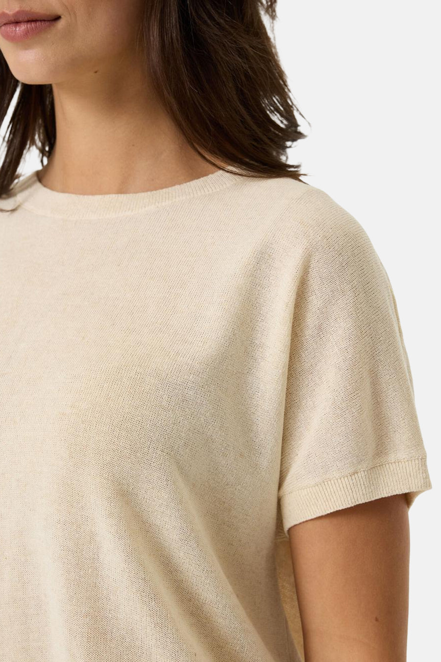 Pull beige en maille de GARCIA, coupe décontractée avec manches courtes.