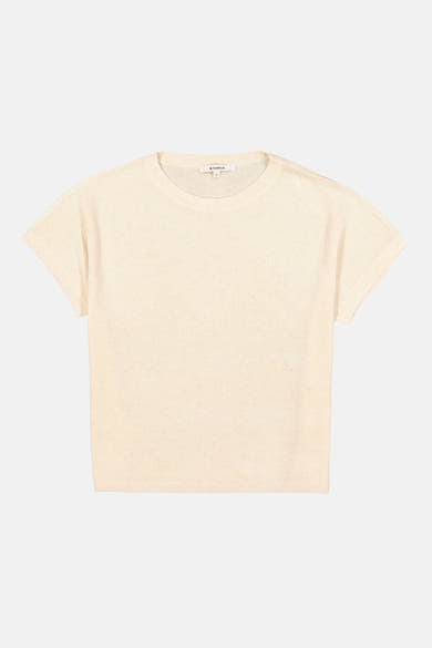Pull beige en maille de GARCIA, avec des manches courtes et une coupe droite.
