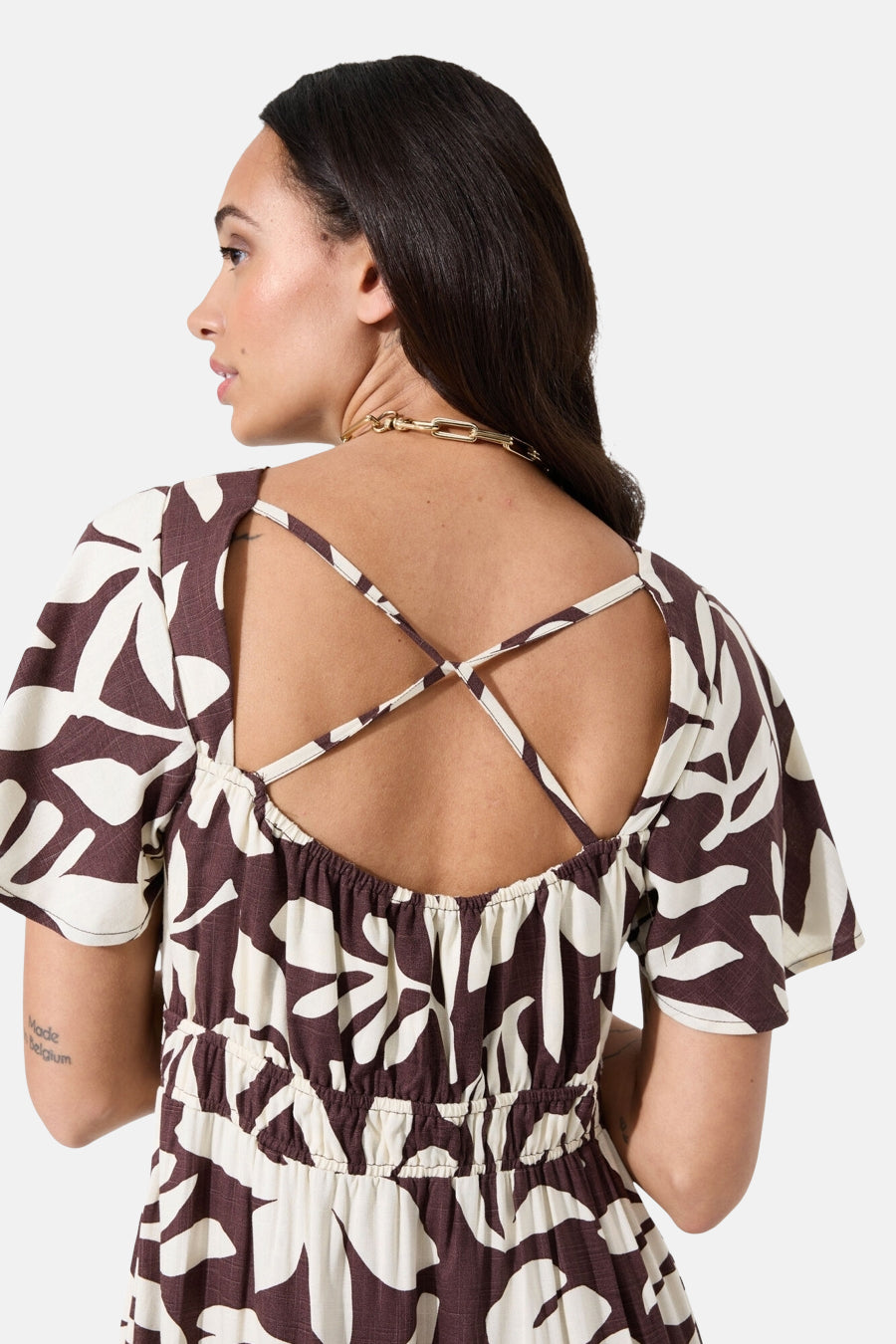 Robe multicolore de GARCIA, dos nu avec bretelles croisées, motif à feuilles.