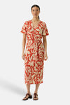 Robe multicolore GARCIA, avec motif floral beige et nouée à la taille, portée avec des sandales marron.