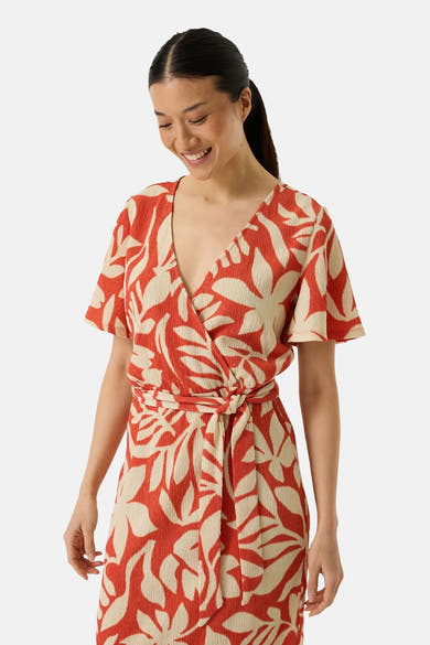 Robe multicolore GARCIA, à motif de feuilles beiges et rouges, avec une ceinture nouée à la taille.