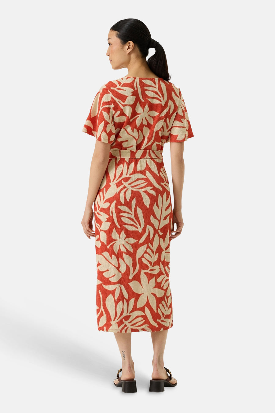 Robe multicolore de GARCIA, avec un motif floral et une ceinture nouée à la taille.