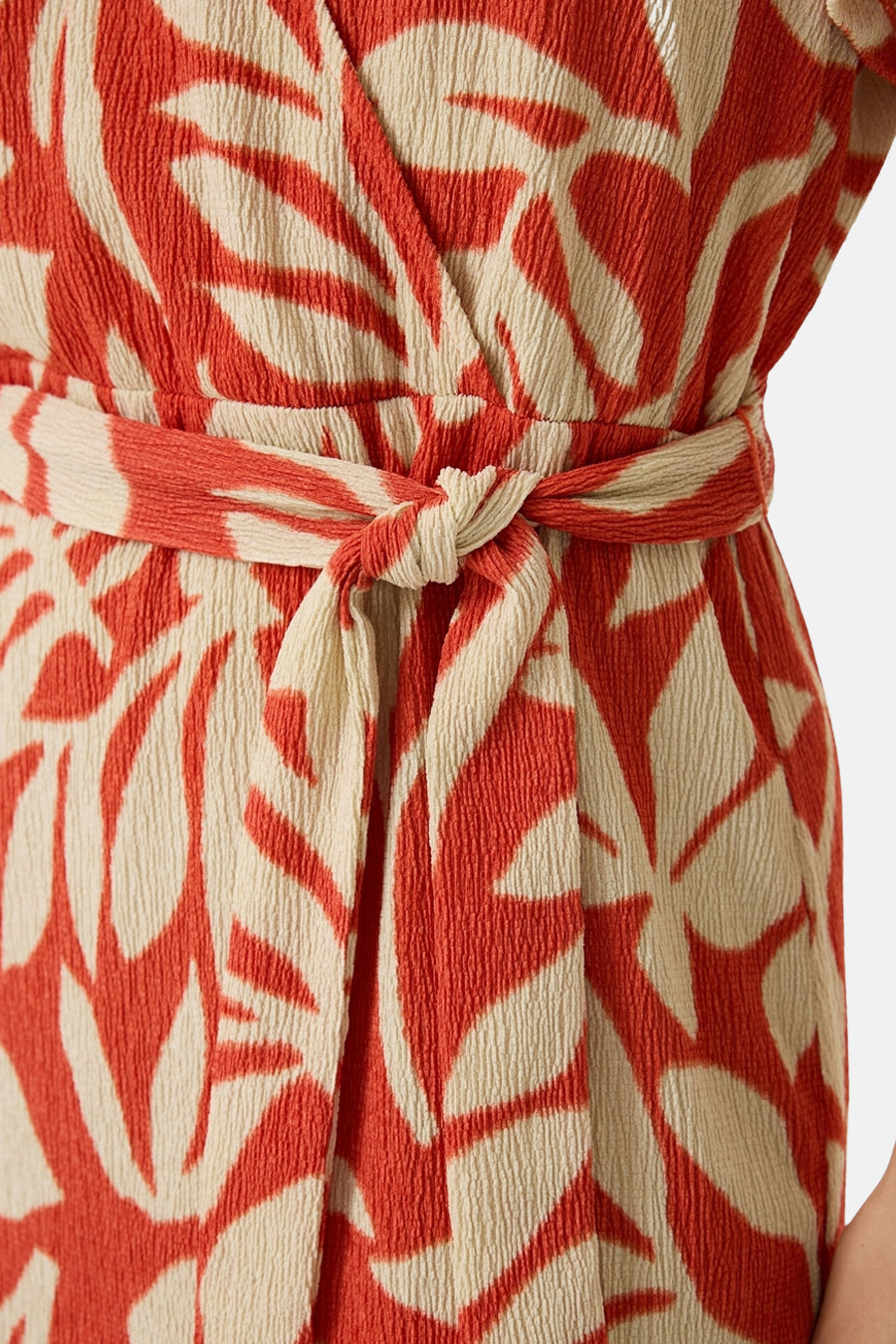 Robe multicolore de GARCIA avec motif à feuilles abstraites et ceinture nouée à la taille.