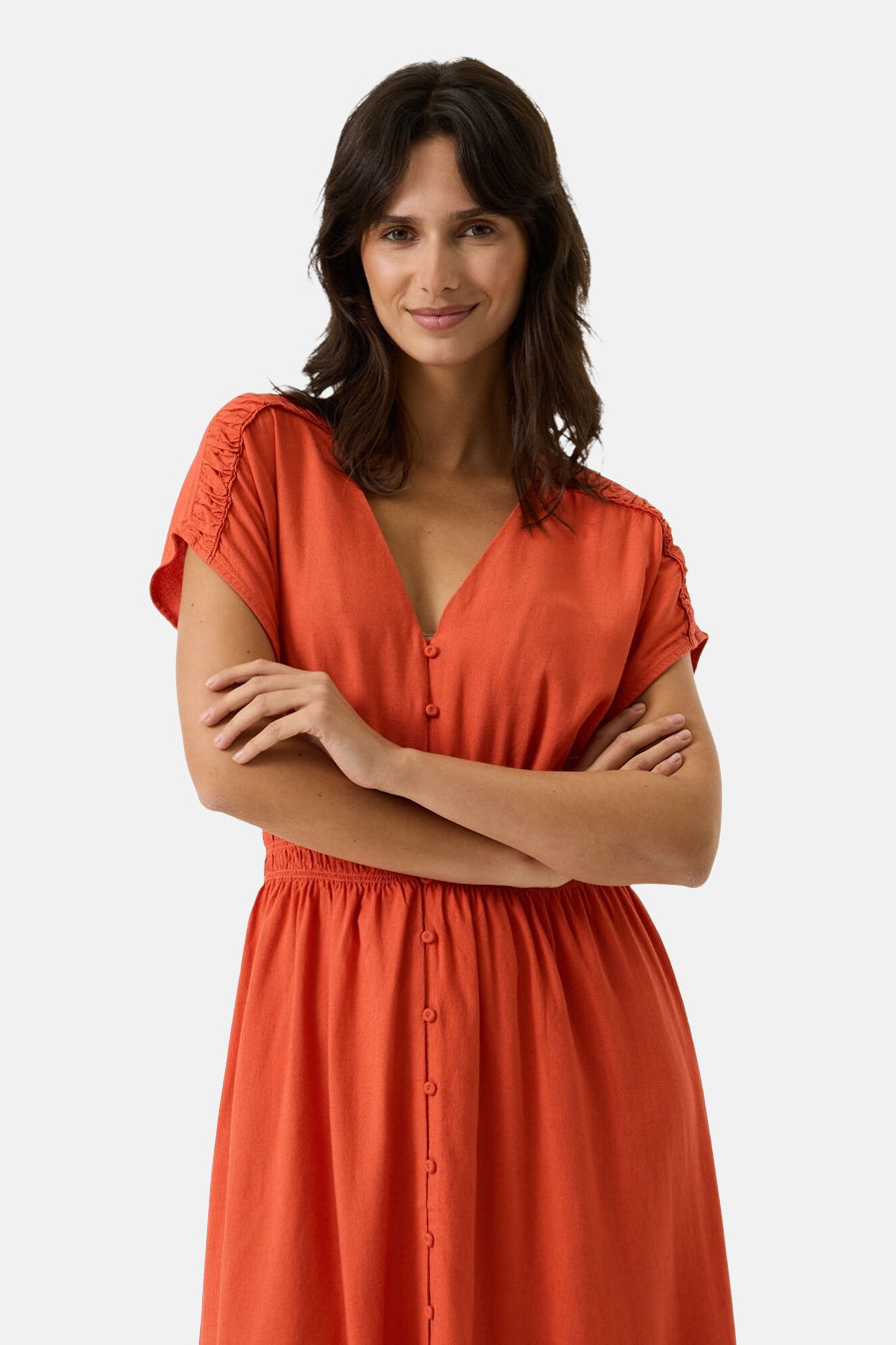 Robe orange en lin de GARCIA, avec une encolure en V et une rangée de boutons sur le devant.