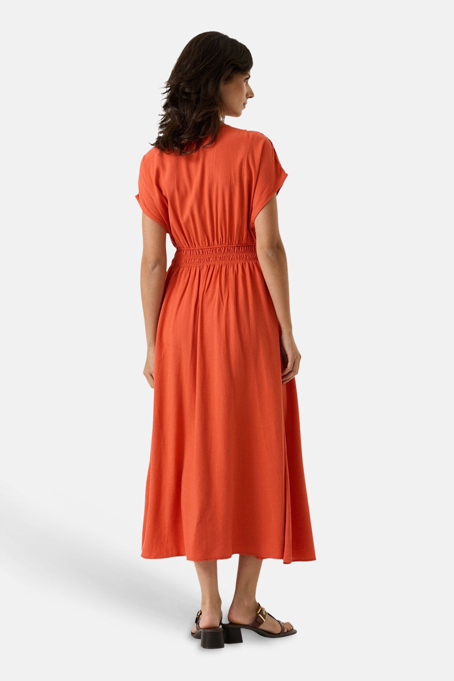 Robe orange de GARCIA, avec taille élastiquée, longueur midi, portée avec des sandales à talons.