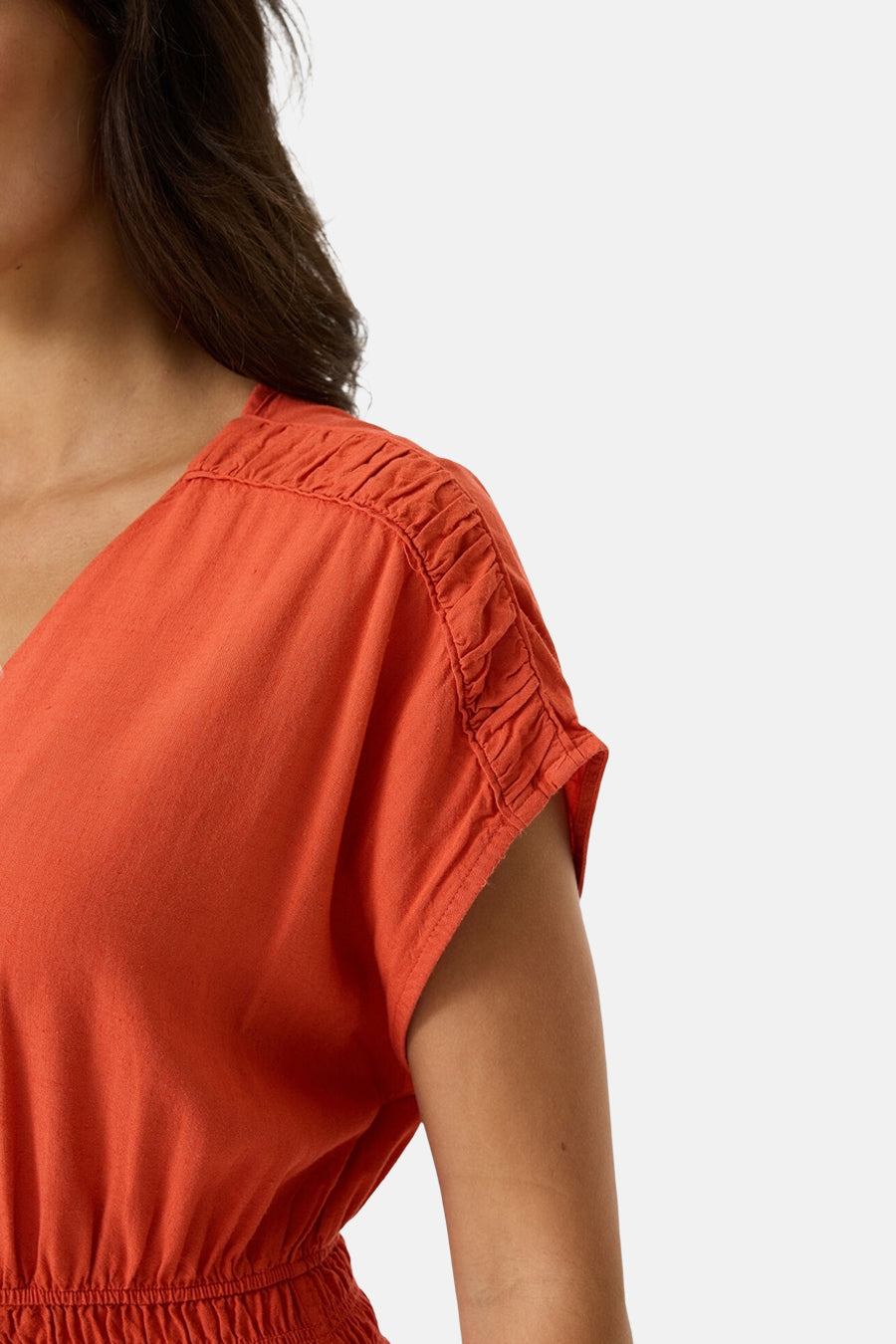 Robe orange de GARCIA, avec des détails froncés aux épaules et une texture légère.