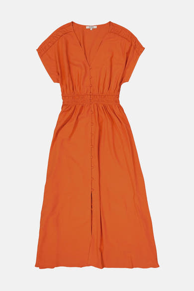 Robe orange de GARCIA avec encolure en V, taille smockée et boutonnage sur toute la longueur.