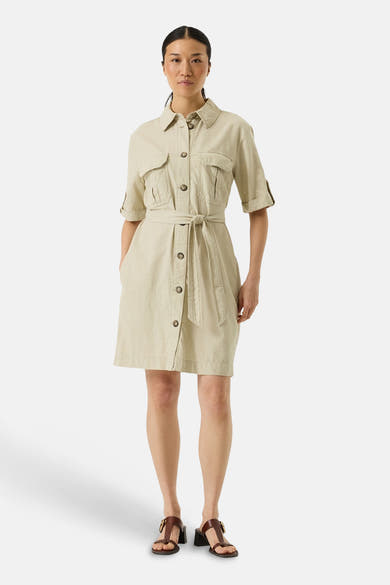 Robe beige de GARCIA, avec ceinture nouée, manches courtes et poches plaquées.