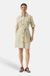 Robe beige de GARCIA, avec ceinture nouée, manches courtes et poches plaquées.