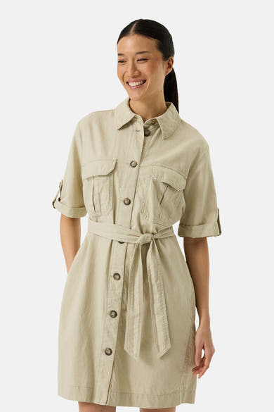 Robe beige GARCIA, avec ceinture nouée à la taille et poches à rabat sur la poitrine.