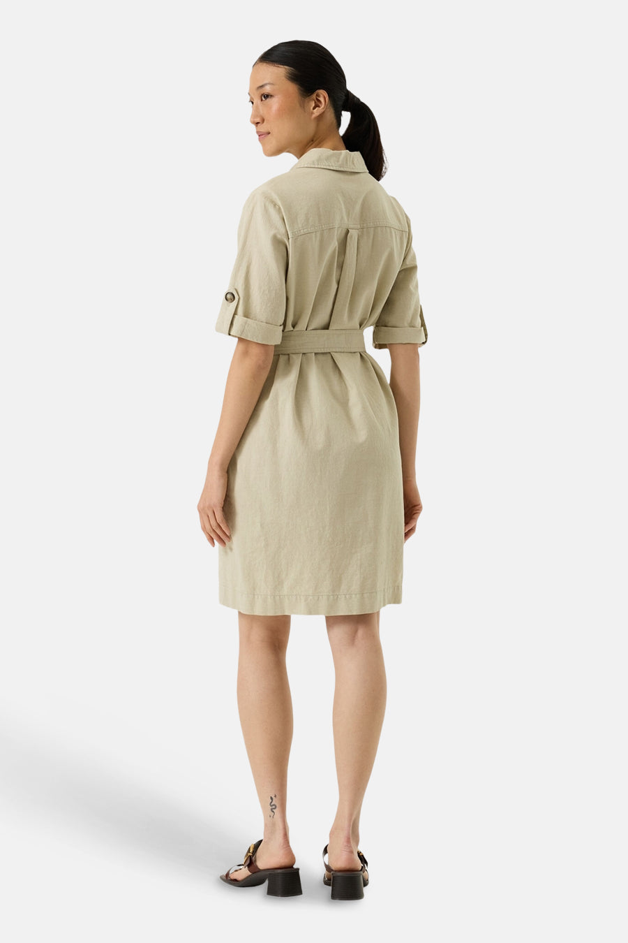 Robe beige GARCIA avec ceinture, manches courtes à revers et fermeture boutonnée au dos.