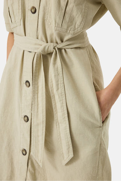 Robe beige de GARCIA avec ceinture nouée, poches latérales et boutons sur le devant.
