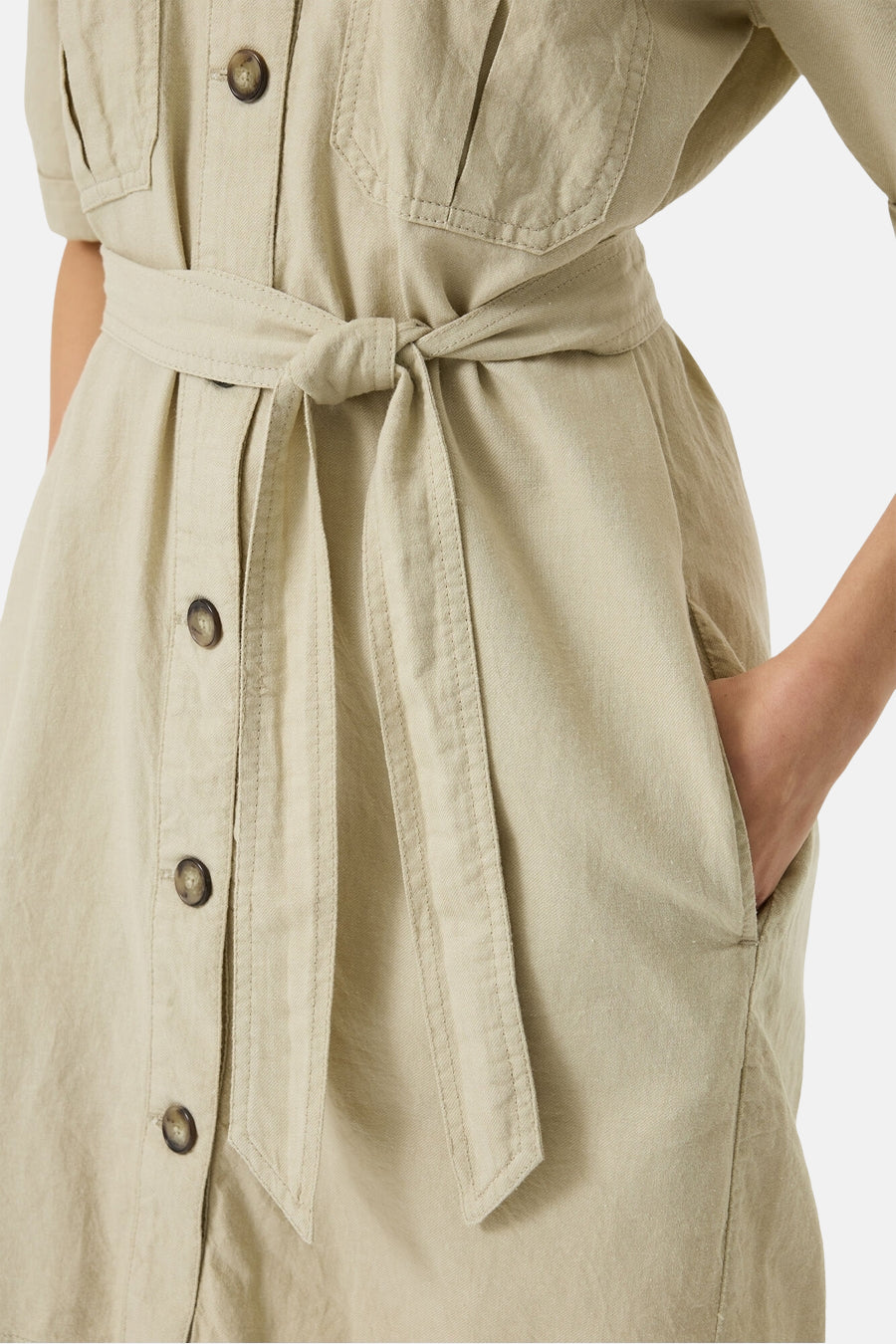 Robe beige de GARCIA avec ceinture nouée, poches latérales et boutons sur le devant.
