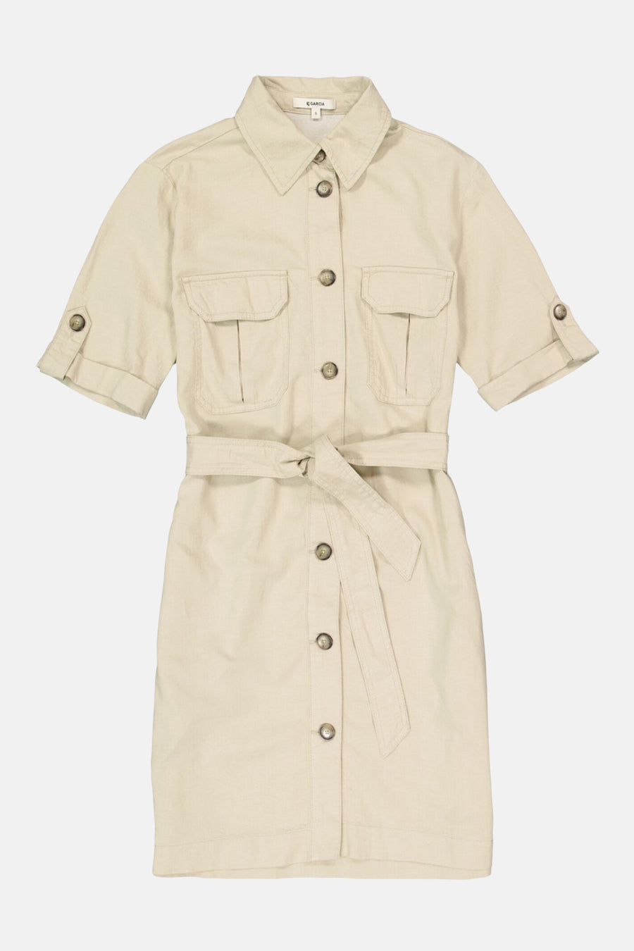 Robe beige de GARCIA avec ceinture nouée, manches courtes et poches à rabat.