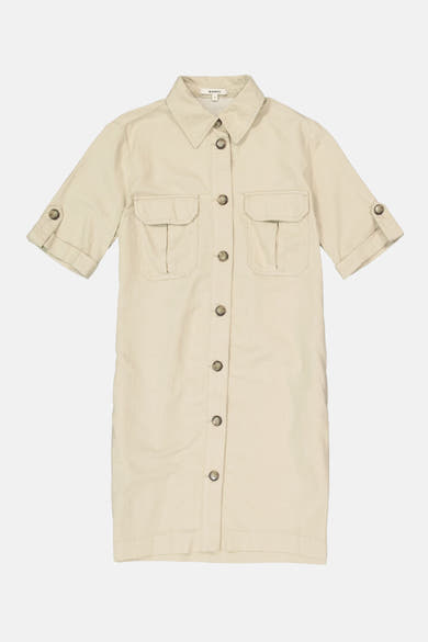 Robe beige de GARCIA, avec manches courtes et poches plaquées sur le devant.