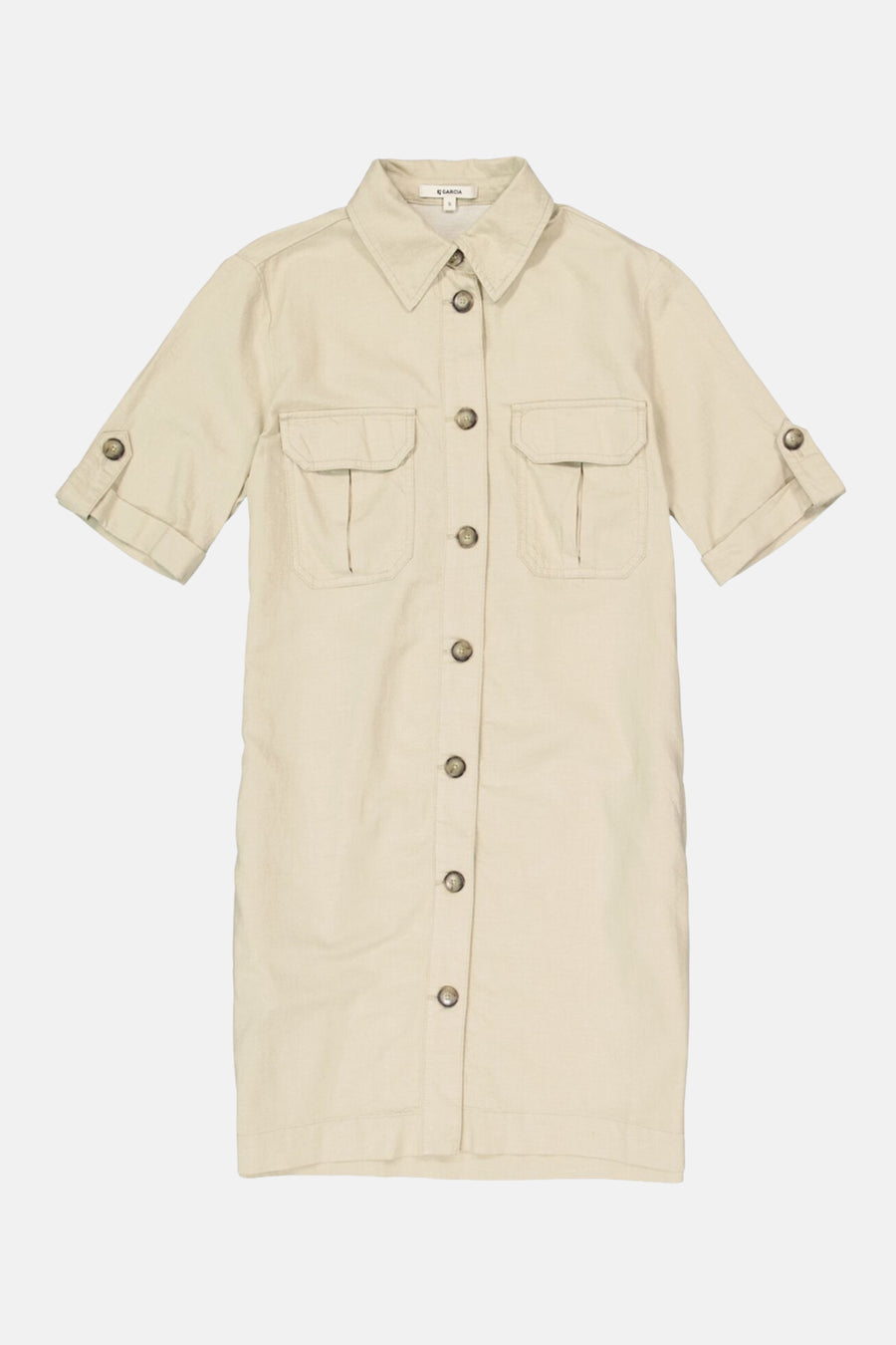 Robe beige de GARCIA, avec manches courtes et poches plaquées sur le devant.