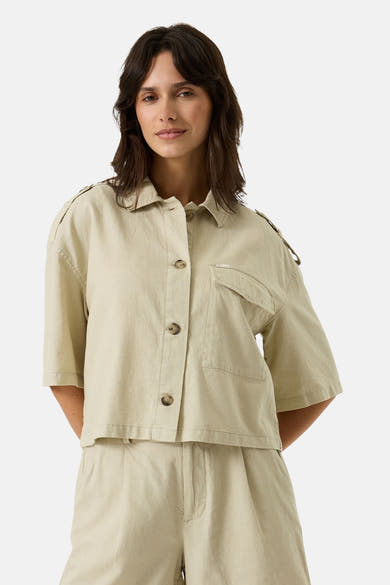 Chemise beige à manches courtes de GARCIA, avec poche poitrine et boutons ton sur ton.