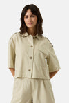 Chemise beige à manches courtes de GARCIA, avec poche poitrine et boutons ton sur ton.