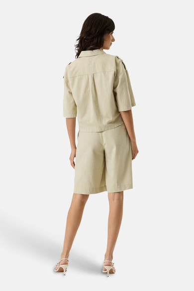 Chemise beige à manches courtes de GARCIA, vue de dos avec des épaulettes.