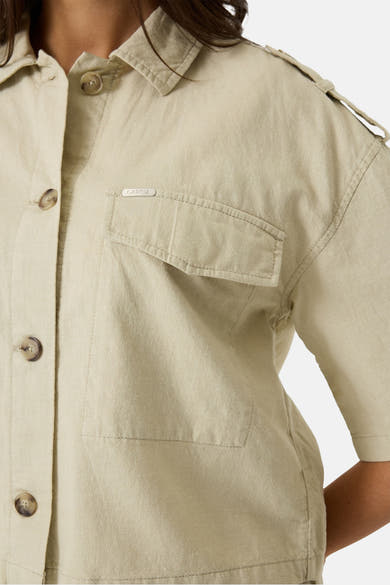 Chemise beige à manches courtes de GARCIA, avec poche poitrine à rabat et détails aux épaules.
