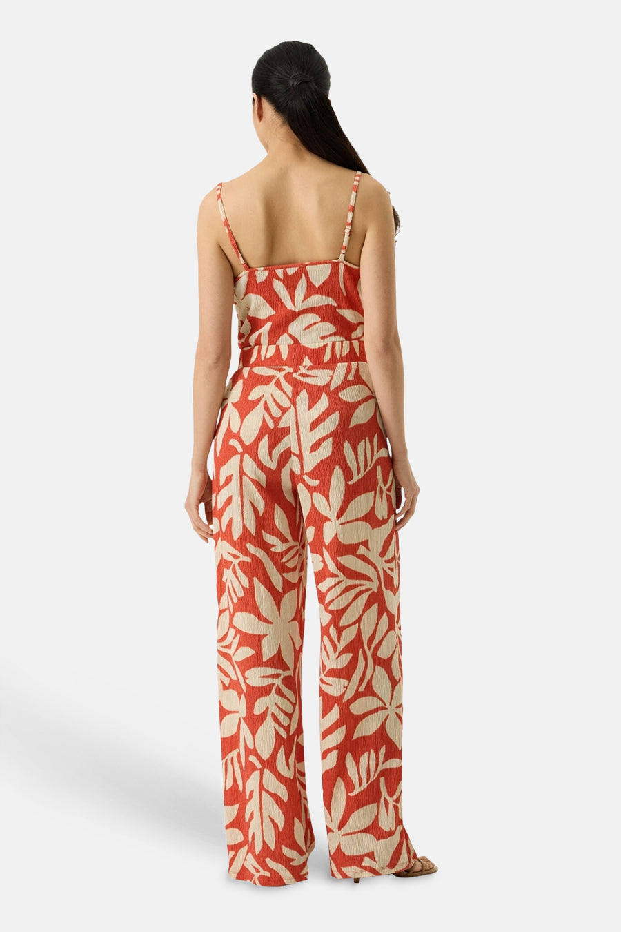 Pantalon multicolore de GARCIA avec un motif à feuilles, une texture plissée et une jambe large.