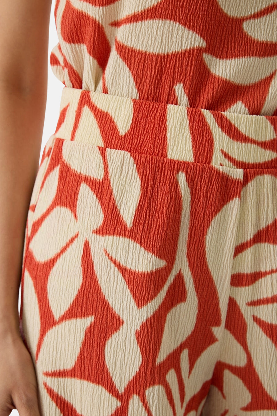 Pantalon multicolore de GARCIA, à motif floral et à texture gaufrée, avec taille élastiquée.