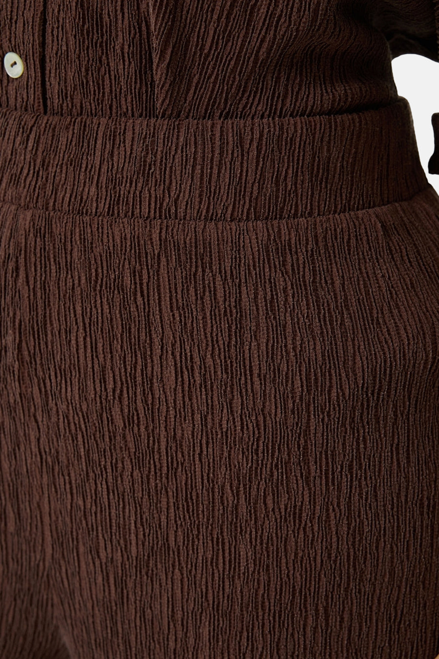 Bruine textuur broek van GARCIA, met elastische tailleband en geplooide details.