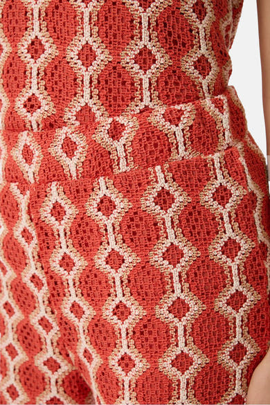 Pantalon orange en crochet de GARCIA, motif géométrique losanges, texture ajourée.