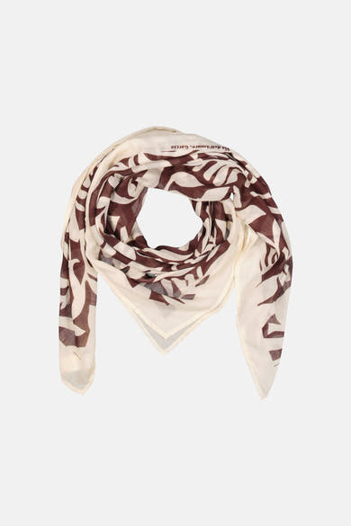 Foulard multicolore de GARCIA, à motifs abstraits marron et lettrage sur fond beige.