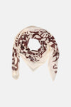 Foulard multicolore de GARCIA, à motifs abstraits marron et lettrage sur fond beige.
