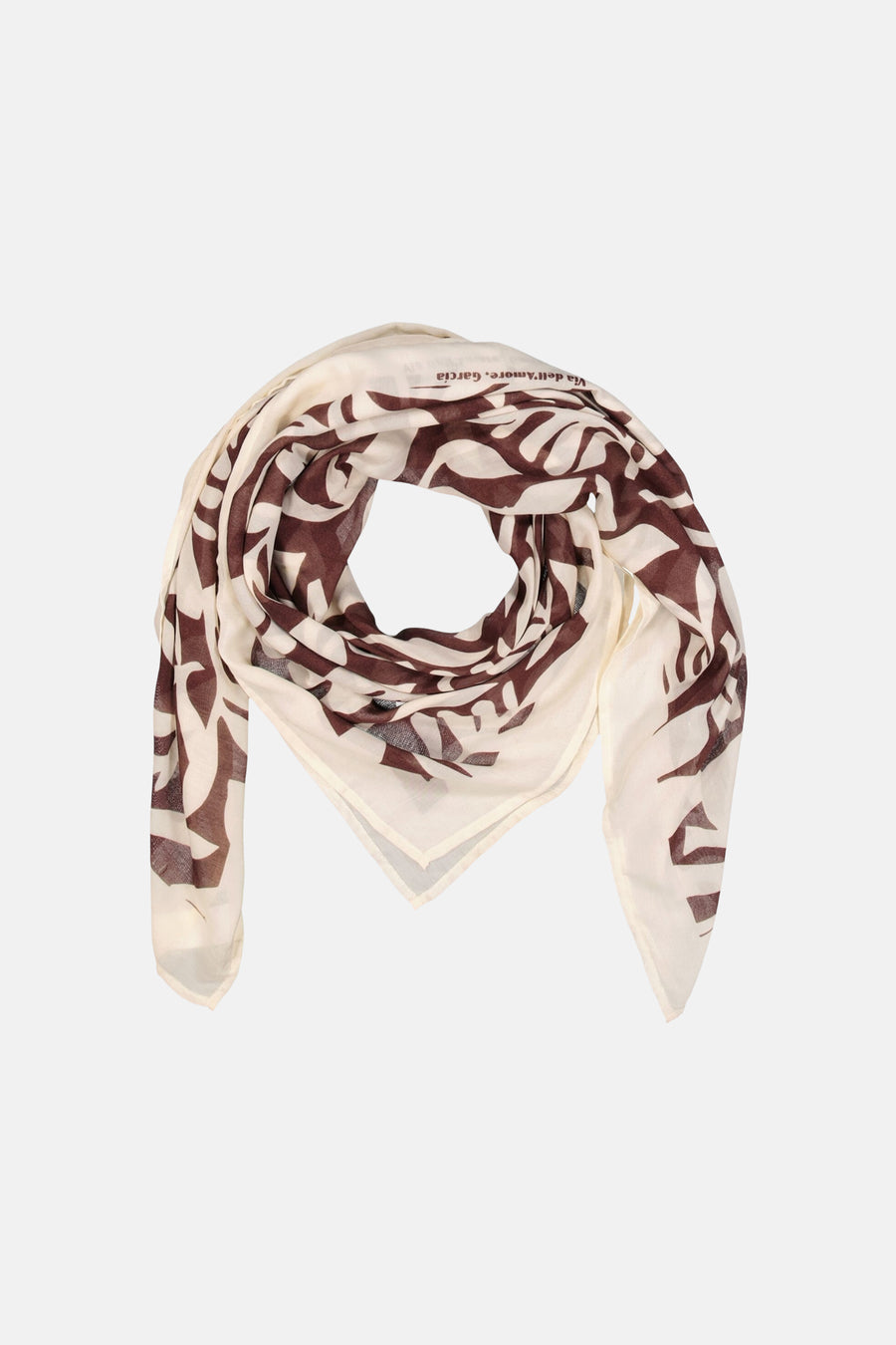 Foulard multicolore de GARCIA, à motifs abstraits marron et lettrage sur fond beige.