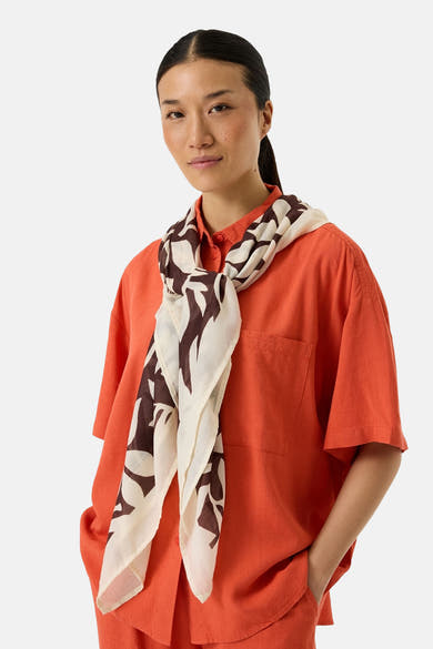 Foulard multicolore de GARCIA, porté autour du cou, avec motif abstrait marron et beige.
