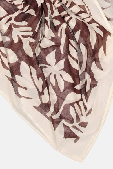 Foulard multicolore de GARCIA, avec motif floral contrastant marron et blanc cassé, plié en diagonale.
