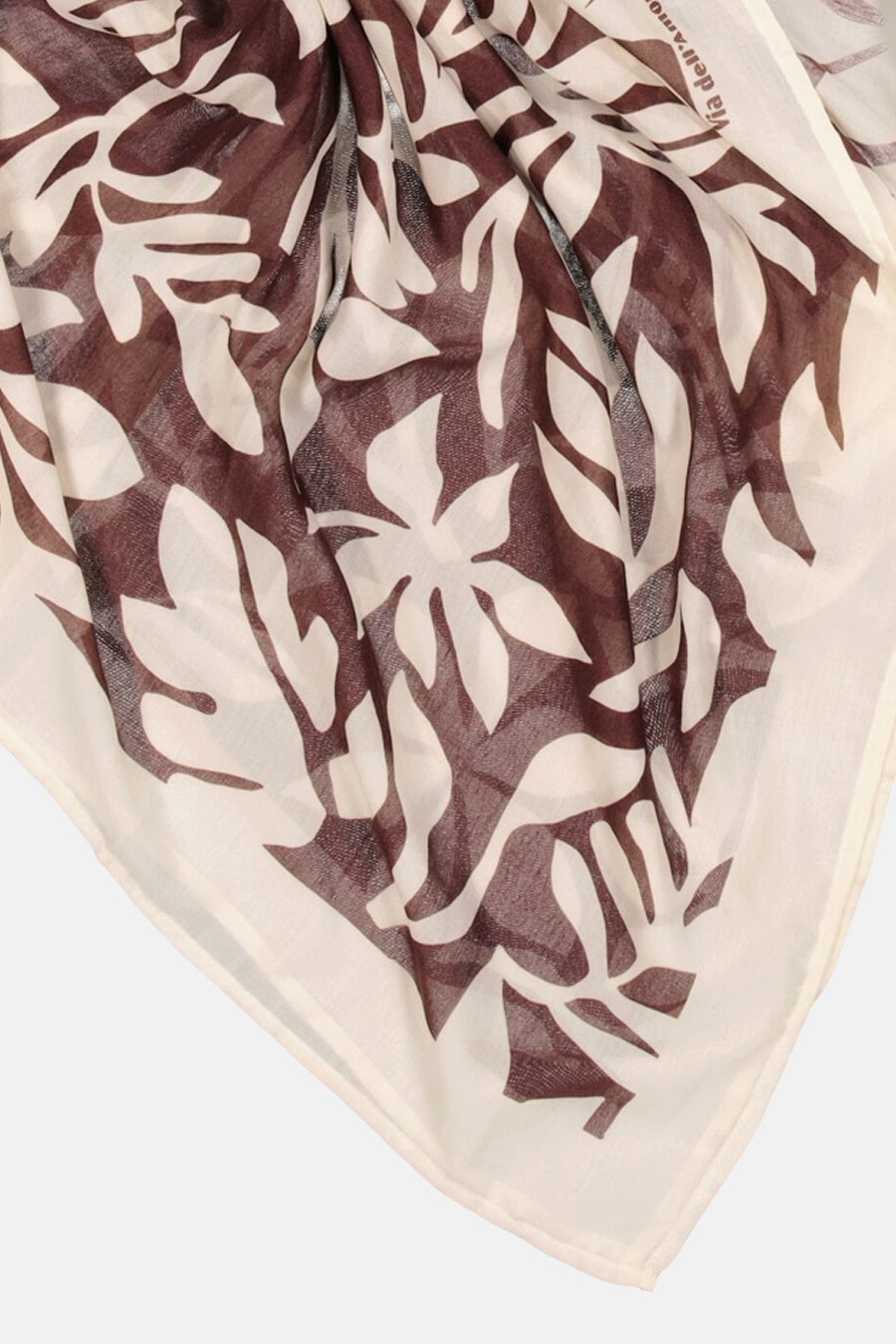 Foulard multicolore de GARCIA, avec motif floral contrastant marron et blanc cassé, plié en diagonale.
