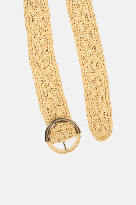 Beige riem van gevlochten raffia van GARCIA met bloemenpatroon en gouden ronde gesp.