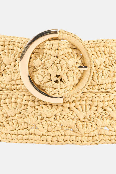 Ceinture beige en raphia de GARCIA avec une boucle ronde dorée et un motif tissé floral.