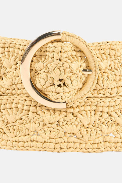 Ceinture beige en raphia de GARCIA avec une boucle ronde dorée et un motif tissé floral.
