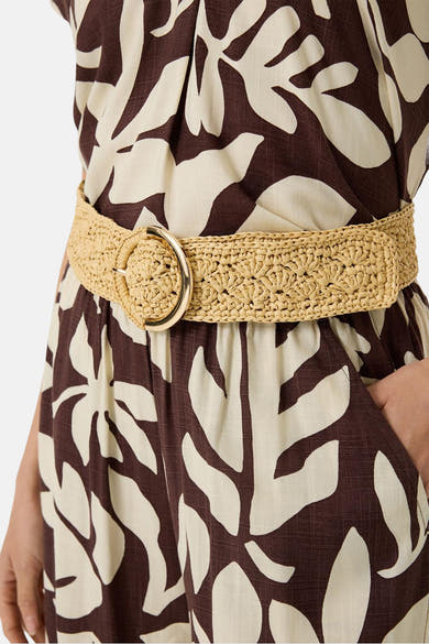 Beige stroken riem van GARCIA, met een gouden ronde gesp op een jurk met bladerpatroon.