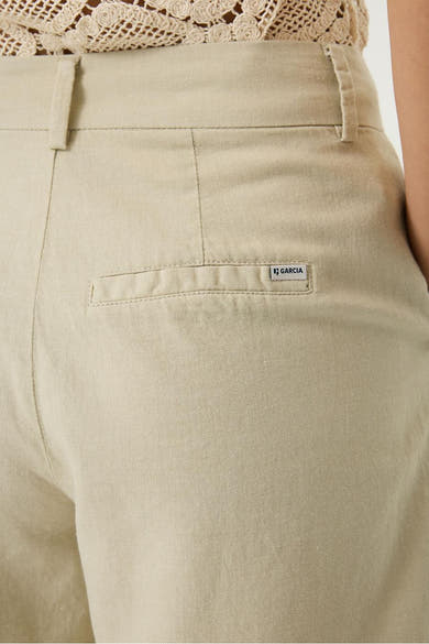 Bermuda beige de GARCIA, avec une poche arrière et une étiquette de marque subtile.