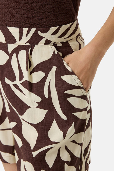 Short multicolore de GARCIA, avec un motif floral marron et beige, poche latérale visible.
