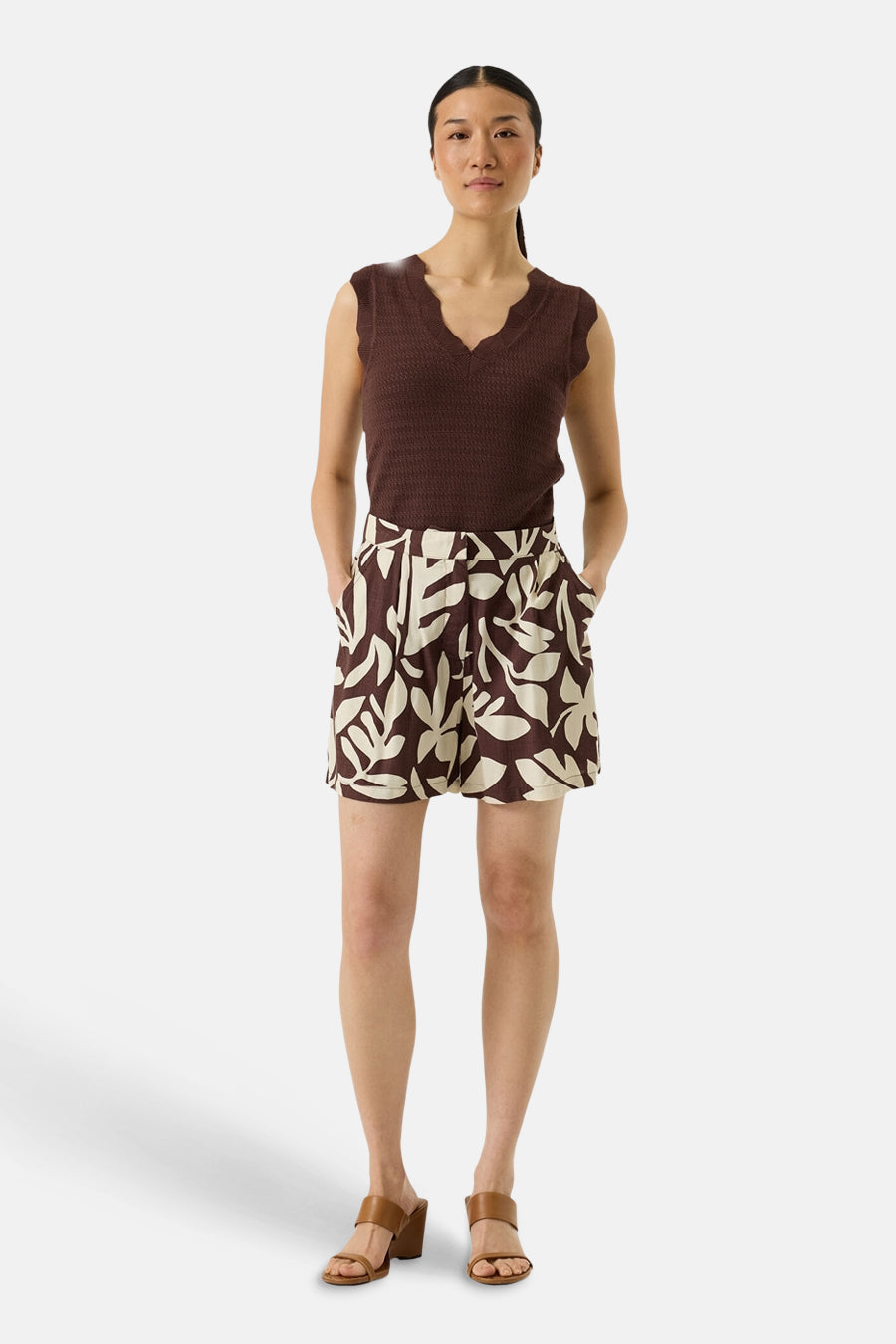 Short multicolore de GARCIA avec un motif de feuille beige et marron et des poches sur le devant.