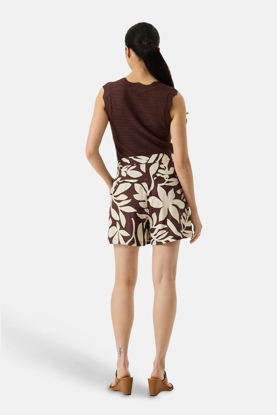 Short multicolore de GARCIA avec un motif floral et coupe décontractée, vu de dos.