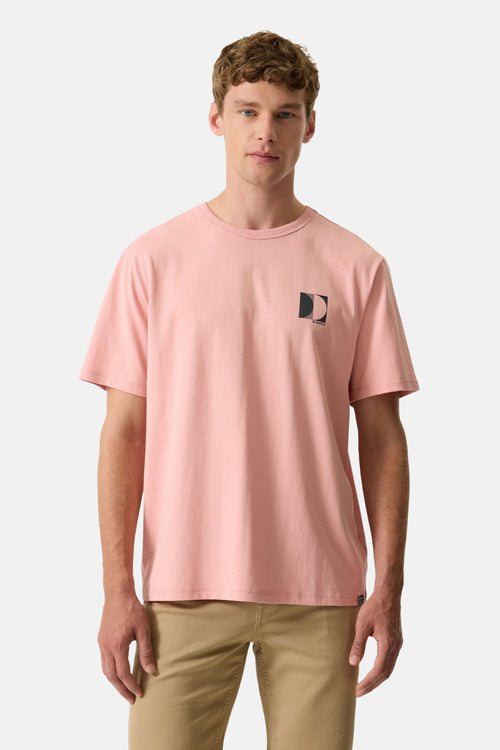T-shirt rose de GARCIA avec un logo géométrique noir et gris sur la poitrine, porté par un homme.