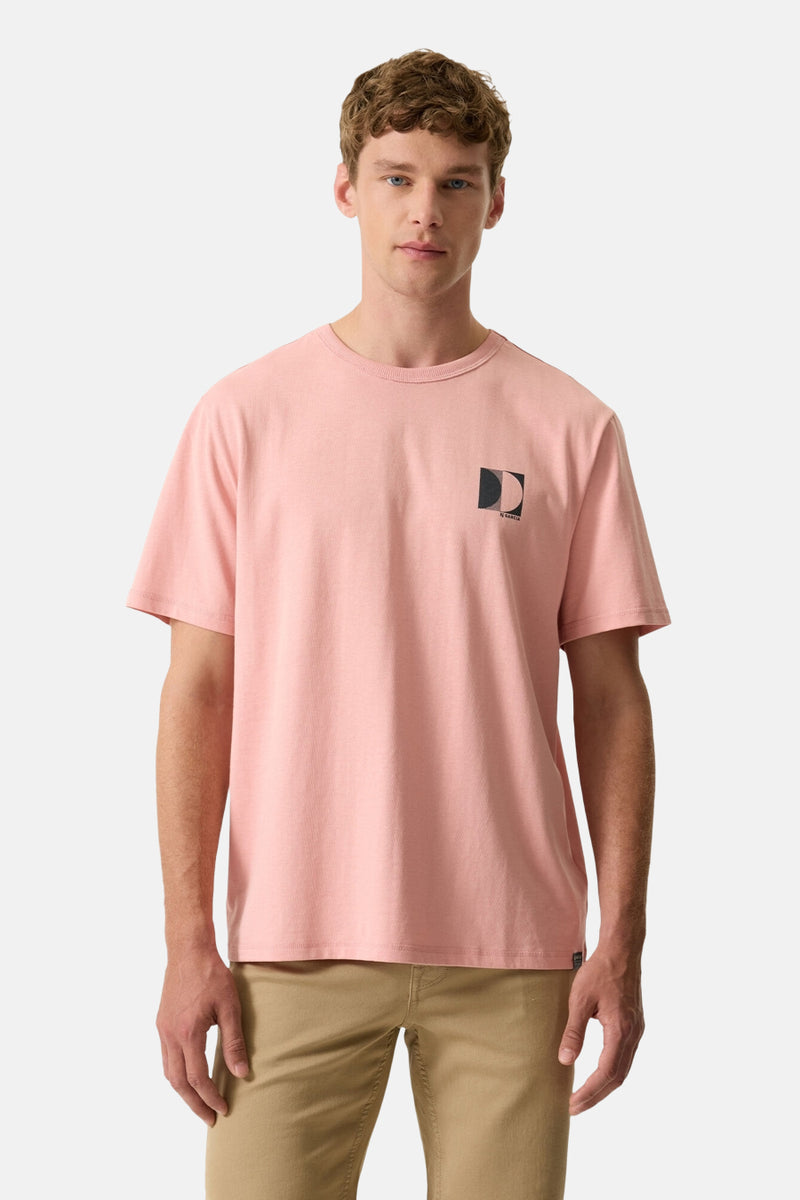 T-shirt rose de GARCIA avec un logo géométrique noir et gris sur la poitrine, porté par un homme.