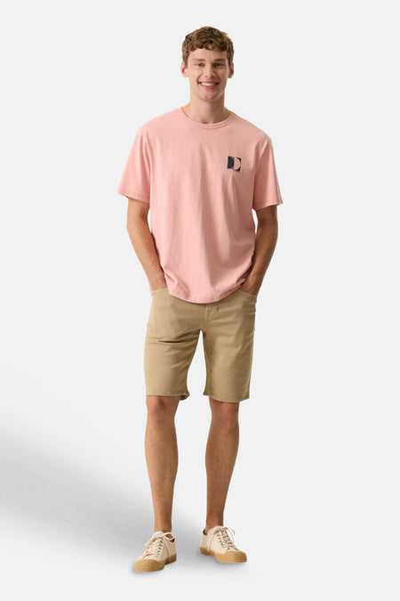 Roze T-shirt met korte mouwen van GARCIA met een zwart logo op de borst, gedragen door een man in een kaki korte broek en lichte sneakers.